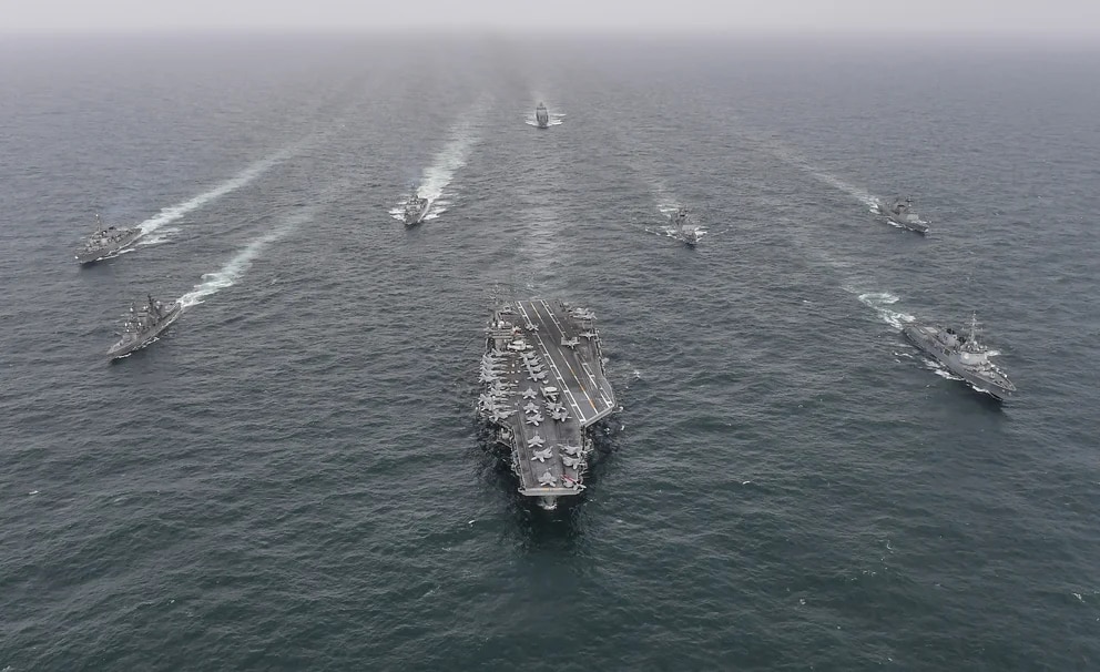 Los ejercicios se han organizado para mejorar las capacidades de los tres países a la hora de dar respuesta a “las amenazas submarinas cada vez más avanzadas de Corea del Norte, incluyendo sus misiles balísticos lanzados desde un submarino (SLBM)”, ha explicado la cartera de Defensa Nacional surcoreana. Estas maniobras llegan poco después de que Pyongyang, con la intención de responder a los ejercicios combinados de primavera (boreal), anunciara que había realizado dos tests de un dron submarino nuclear que supuestamente puede generar tsunamis radiactivos para golpear flotas y puertos, al igual que hace el Poseidón ruso. El dron o torpedo guiado, llamado Haeil-1, teóricamente va equipado con una cabeza nuclear táctica llamada Hwasan-31 que el régimen desveló la semana pasada, un mensaje que recalca que está volcado en potenciar su arsenal atómico de corto alcance para su posible uso en la península coreana y su entorno. (Con información de EFE)