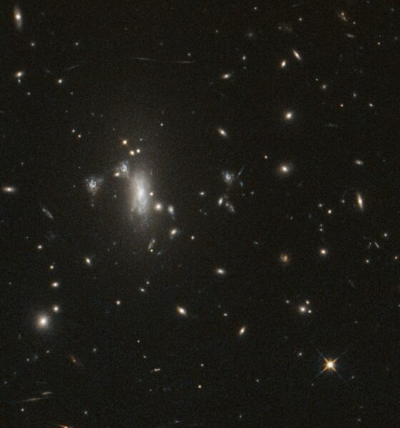 Cúmulo de galaxias MACS J0417 observado por el telescopio espacial Hubble