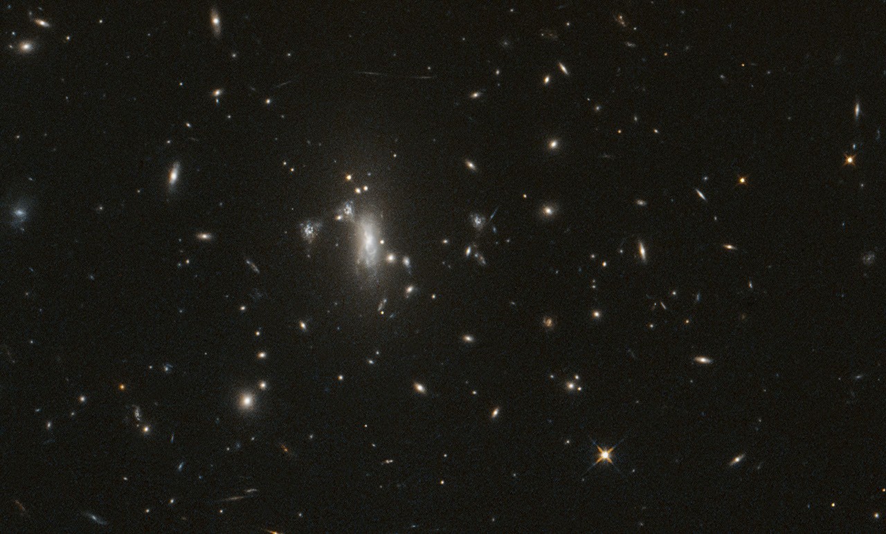 Cúmulo de galaxias MACS J0417 observado por el telescopio espacial Hubble